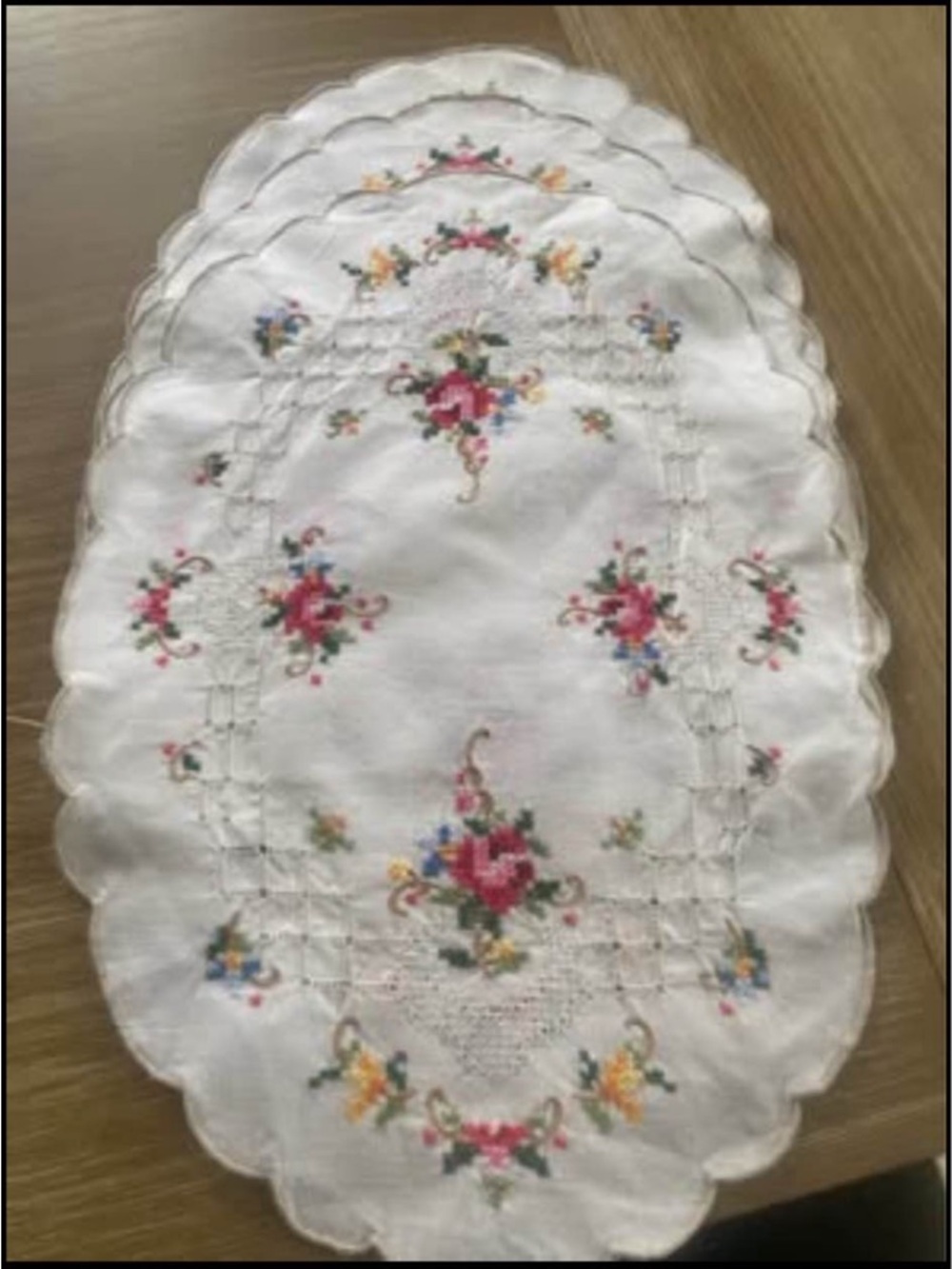 4 Beautiful Hand Embroidered Placemats. 🥀🌼🥀🌼🥀🌼🥀🌼🥀🌼